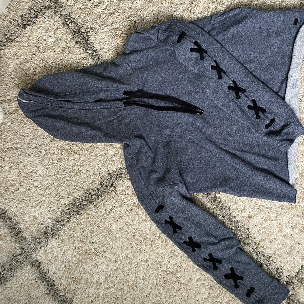 DKNY cropped sweatshirt with cross-stitch siding.